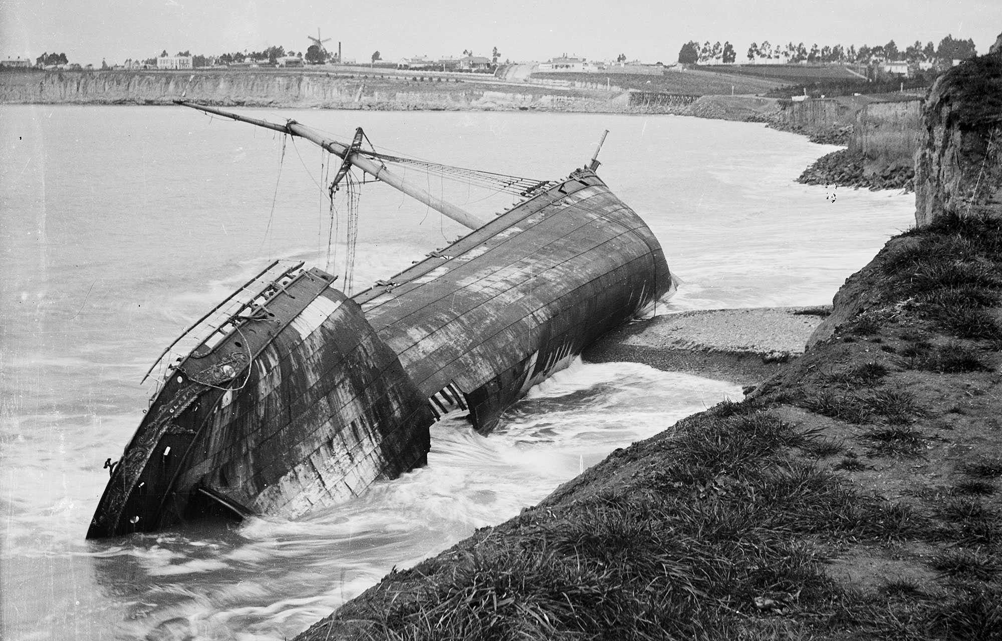 MA I306366 TePapa Timaru Ben Venue stranded cropped